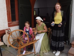 Die Einen am Spinnrad, Mutti mit  Herzchen vom Dachdeckerstand