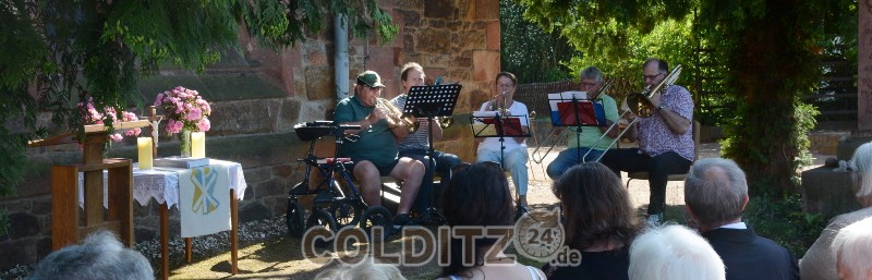 Blasmusik zum Gottesdienst an der Schewarzbacher Kirche