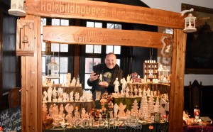 Am Stand des Holzbildhauers