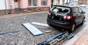 Selbst parkende Autos gegenüber wurden durch die Wucht beschädigt